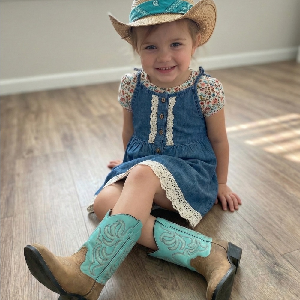Shyanne Turquoise and Tan Western Boots Sz 4